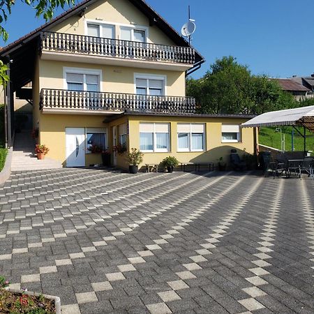 Apartments Mise Огулин Екстериор снимка