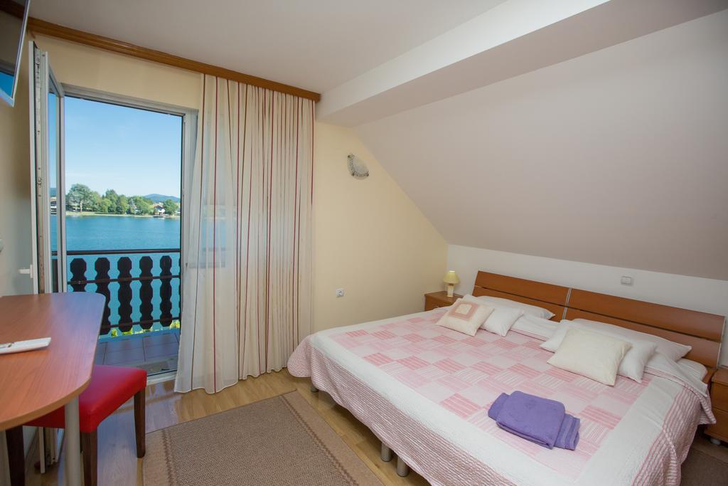 Apartments Mise Огулин Екстериор снимка