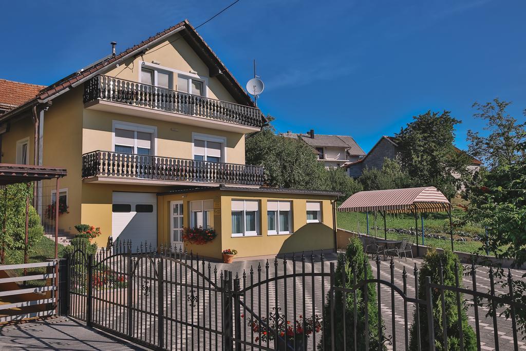 Apartments Mise Огулин Екстериор снимка