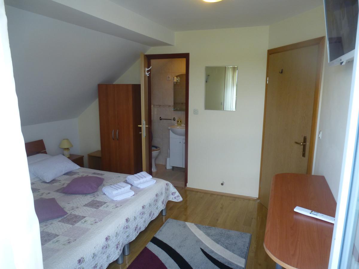 Apartments Mise Огулин Екстериор снимка