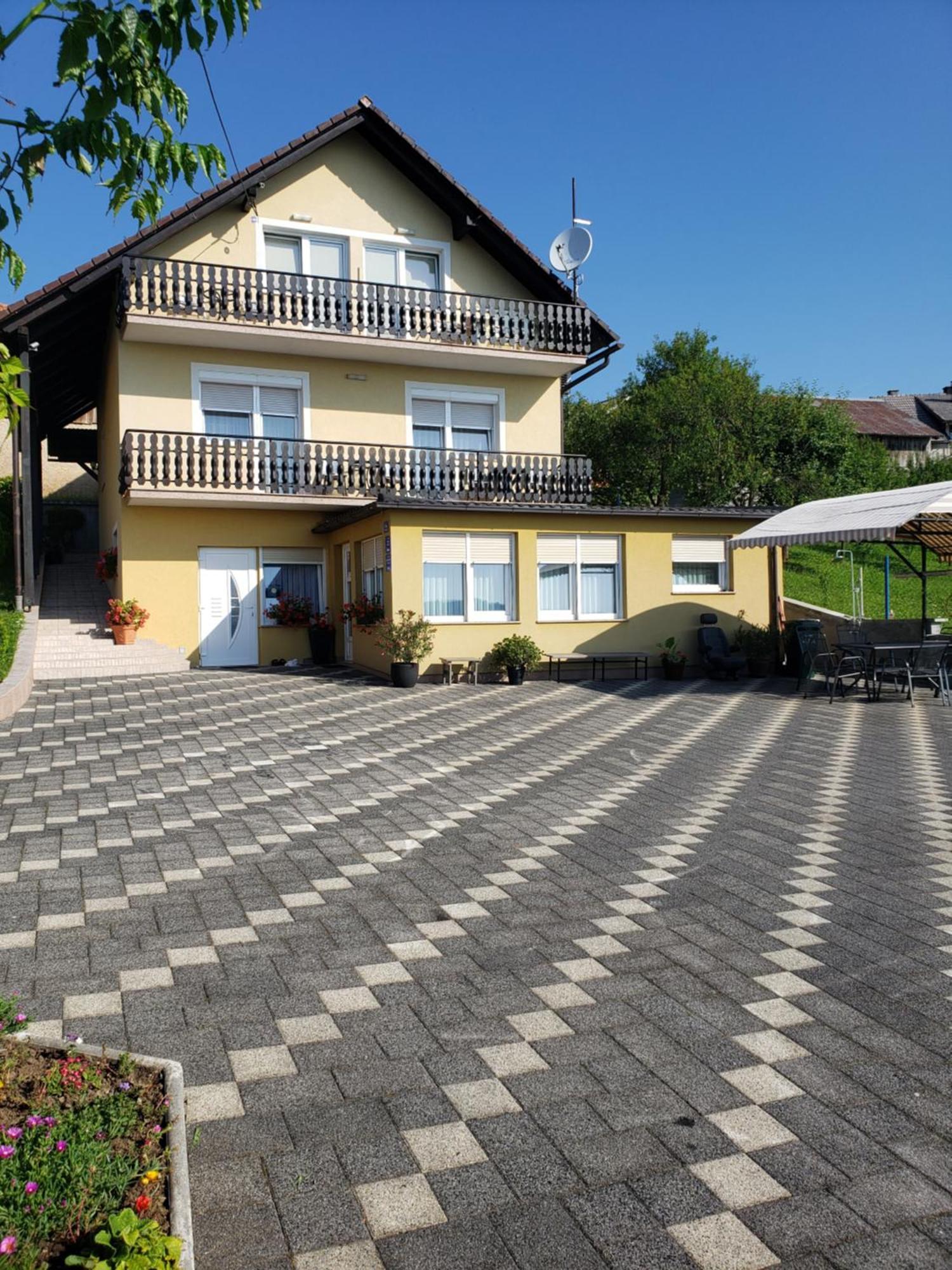 Apartments Mise Огулин Екстериор снимка